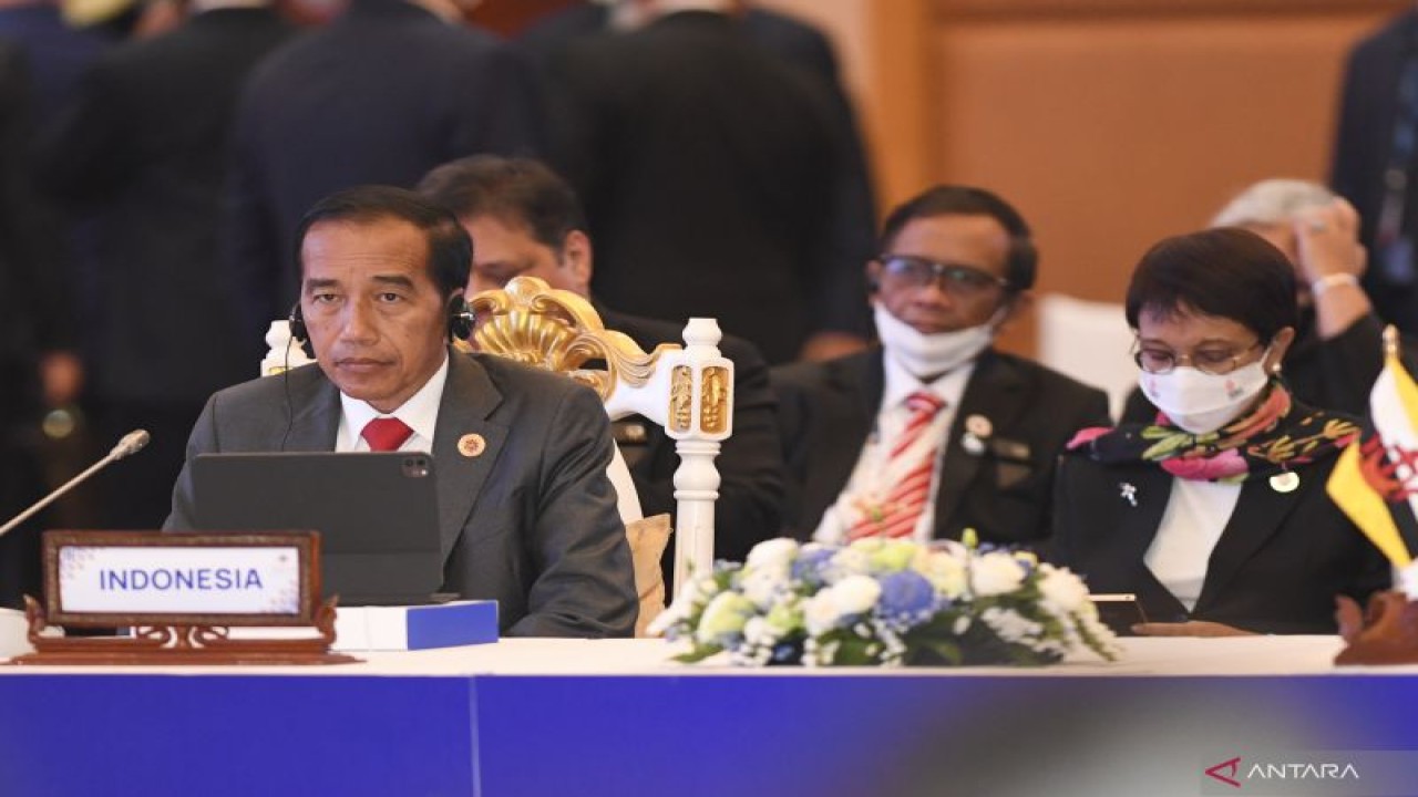 Presiden Joko Widodo (kiri) didampingi Menteri Luar Negeri Retno Marsudi (kanan) menghadiri Konferensi Tingkat Tinggi (KTT) ASEAN - PBB dalam rangkaian KTT ASEAN 2022 di Hotel Sokha, Phnom Penh, Kamboja, Jumat (11/11/2022). ANTARA FOTO/Hafidz Mubarak A/YU