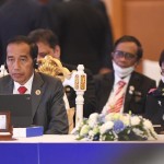 Presiden Joko Widodo (kiri) didampingi Menteri Luar Negeri Retno Marsudi (kanan)-1668218935
