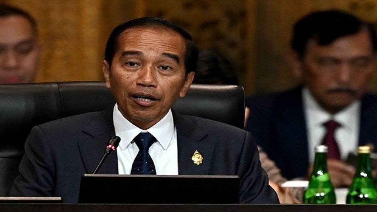 Presiden Joko Widodo (kiri) disaksikan Perdana Menteri Italia Giorgia Meloni (kanan) menyampaikan pandangan saat pembukaan KTT G20 di Nusa Dua, Bali, Selasa (15/11/2022). ANTARA FOTO/MEDIA CENTER G20 INDONESIA/Prasetyo Utomo/wsj. (ANTARA FOTO/PRASETYO UTOMO)