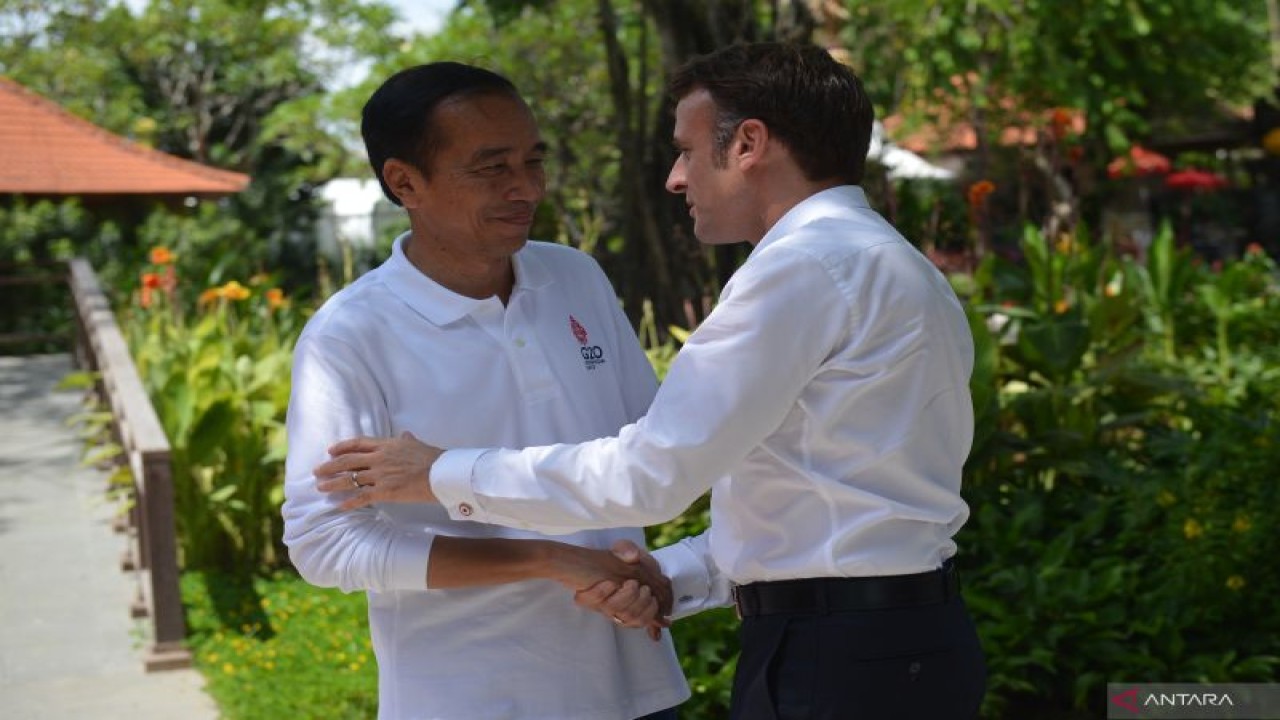 Presiden Joko Widodo (kiri) menyambut Presiden Prancis Emmanuel Macron