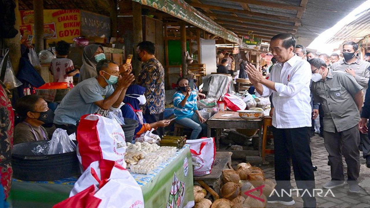 Presiden Joko Widodo menyapa sejumlah pedagang usai membagikan Bantuan Langsung Tunai (BLT) dan sembako di Pasar Malang Jiwan Colomadu, Kabupaten Karanganyar, Jawa Tengah, Senin (21/11/2022). ANTARA/Ho-Biro Pers Setpres/aa.