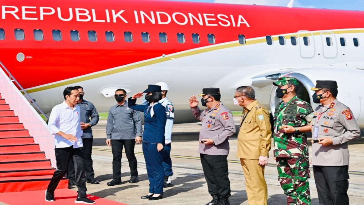 Presiden RI Joko Widodo saat tiba di Bandara Internasional Supadio, Kabupaten Kubu Raya, Kalimantan Barat, Selasa (29/11/2022). ANTARA/ HO-Biro Pers Sekretariat Presiden