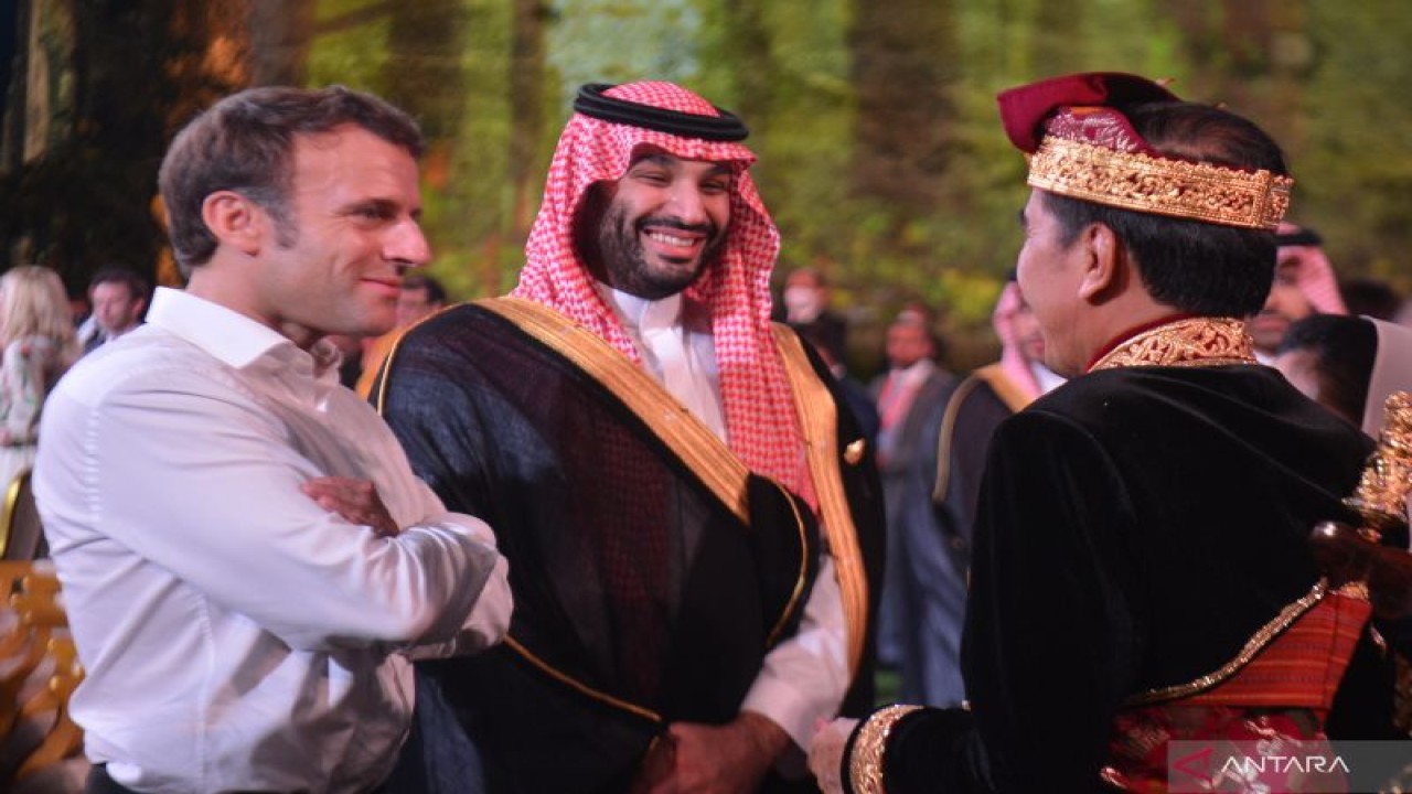 Presiden Prancis Emmanuel Macron (kiri), Presiden Joko Widodo (kanan), dan Putra Mahkota Arab Saudi Pangeran Mohammed bin Salman (tengah) berbincang-bincang saat menghadiri acara 'Welcoming Dinner and Cultural Performance' KTT G20 2022 di kawasan Taman Budaya Garuda Wisnu Kencana (GWK), Badung, Bali, Selasa (15/11/2022). ANTARA FOTO/Media Center G20 Indonesia/Fikri Yusuf/wsj