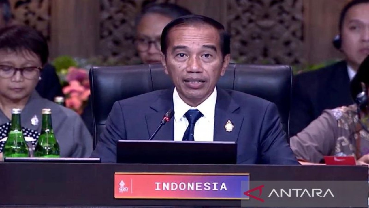 Tangkapan layar siaran Presiden Republik Indonesia Joko Widodo menyampaikan pidato pembuka pada sesi kerja kedua Konferensi Tingkat Tinggi (KTT) G20 di The Apurva Kempinski, Nusa Dua, Badung, Bali, Selasa (15/11/2022). (ANTARA/Genta Tenri Mawangi)