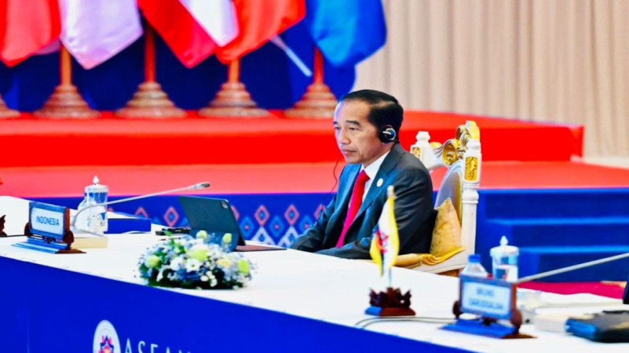 Presiden RI Joko Widodo saat menghadiri Sidang Pleno KTT Ke-40 ASEAN di Hotel Sokha, Phnom Penh, Jumat (11-11-2022). ANTARA/HO-Biro Pers Sekretariat Presiden