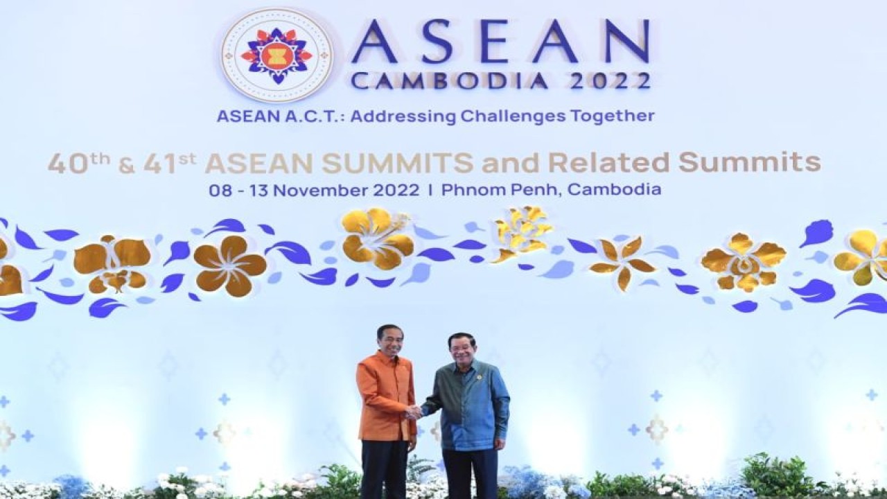 Presiden RI Joko Widodo (Joko Widodo) menghadiri jamuan makan malam oleh Perdana Menteri Kamboja Hun Sen di Chroy Changvar International Convention and Exhibition Centre (CCIC), Phnom Penh, Kamboja, Sabtu (12/11) malam waktu setempat. (ANTARA/HO-Biro Pers Sekretariat Presiden/Kris)