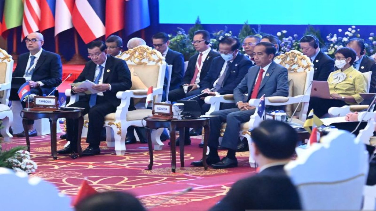 Presiden RI Joko Widodo (Jokowi) menghadiri ASEAN Global Dialogue Ke-2: "Post Covid-19 Comprehensive Recovery", di Hotel Sokha, Phnom Penh, Kamboja, Minggu (13/11/2022). ANTARA/HO-Biro Pers Sekretariat Presiden/Kris