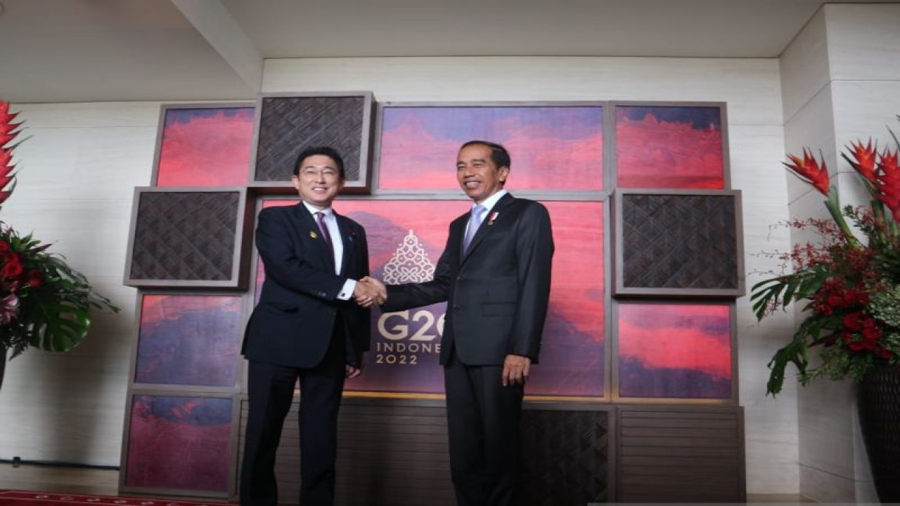 Presiden RI Joko Widodo (kanan) dan Perdana Menteri (PM) Jepang Fumio Kishida menjelang pertemuan bilateral di The Apurva Kempinski Bali, Nusa Dua, Bali, Senin (14/11/2022). (ANTARA/Rangga Pandu Asmara Jingga)