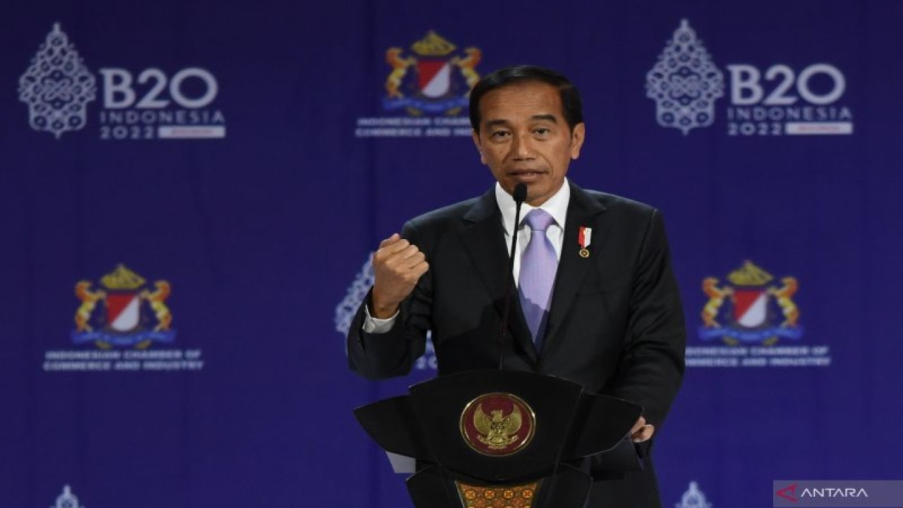 Presiden Joko Widodo menyampaikan pidatonya dalam penutupan B20 Summit Indonesia 2022 di BNDCC, Nusa Dua, Kabupaten Badung, Bali, Senin (14/11/2022). ANTARA FOTO/Media Center G20 Indonesia/Aditya Pradana Putra/foc.