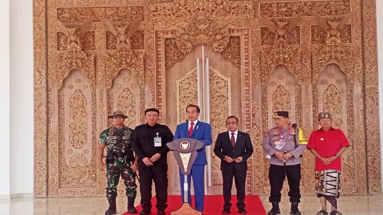 Presiden RI Joko Widodo memberikan keterangan pers di Bandara VVIP Ngurah Rai Bali, Kamis (17/11/2022), sebelum keberangkatan ke Bangkok, Thailand untuk menghadiri KTT APEC.