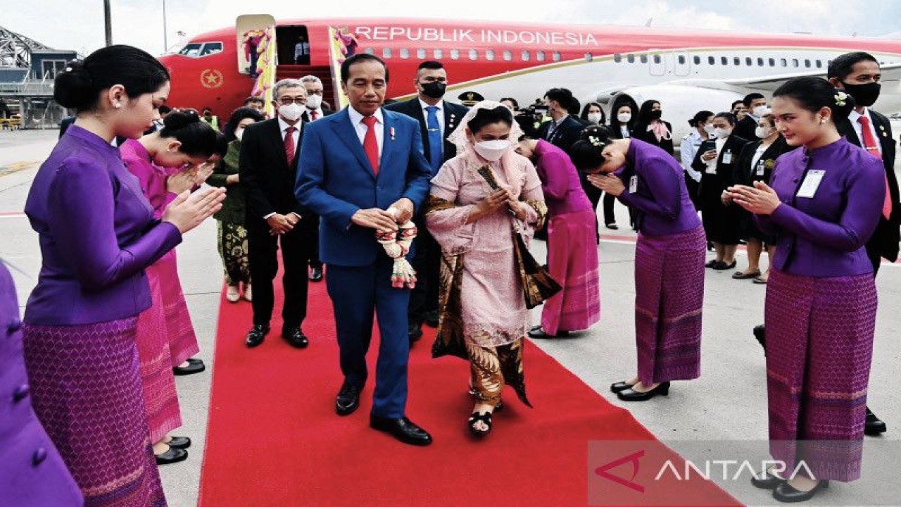 Presiden Joko Widodo dan Ibu Negara Iriana Joko Widodo berjalan di karpet merah setelah mendarat di Bandara Suvarnabhumi, Bangkok, Thailand, Kamis (17/11/2022). ANTARA/HO-Biro Pers Setpres/am.