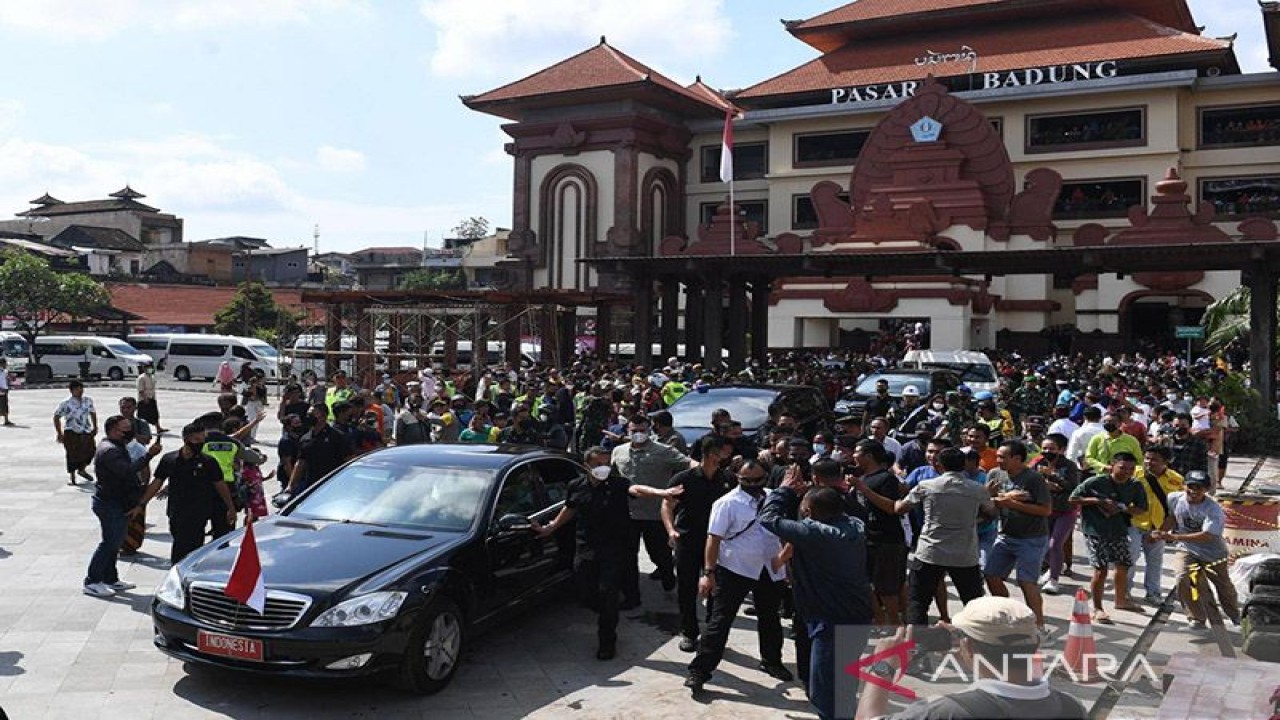 Presiden Joko Widodo blusukan meninjau dan membagikan bantuan kepada masyarakat dan para pedagang di Pasar Badung, kota Denpasar, Bali, Kamis (17/11/2022). ANTARA/HO-Biro Pers Setpres/Kris/am.