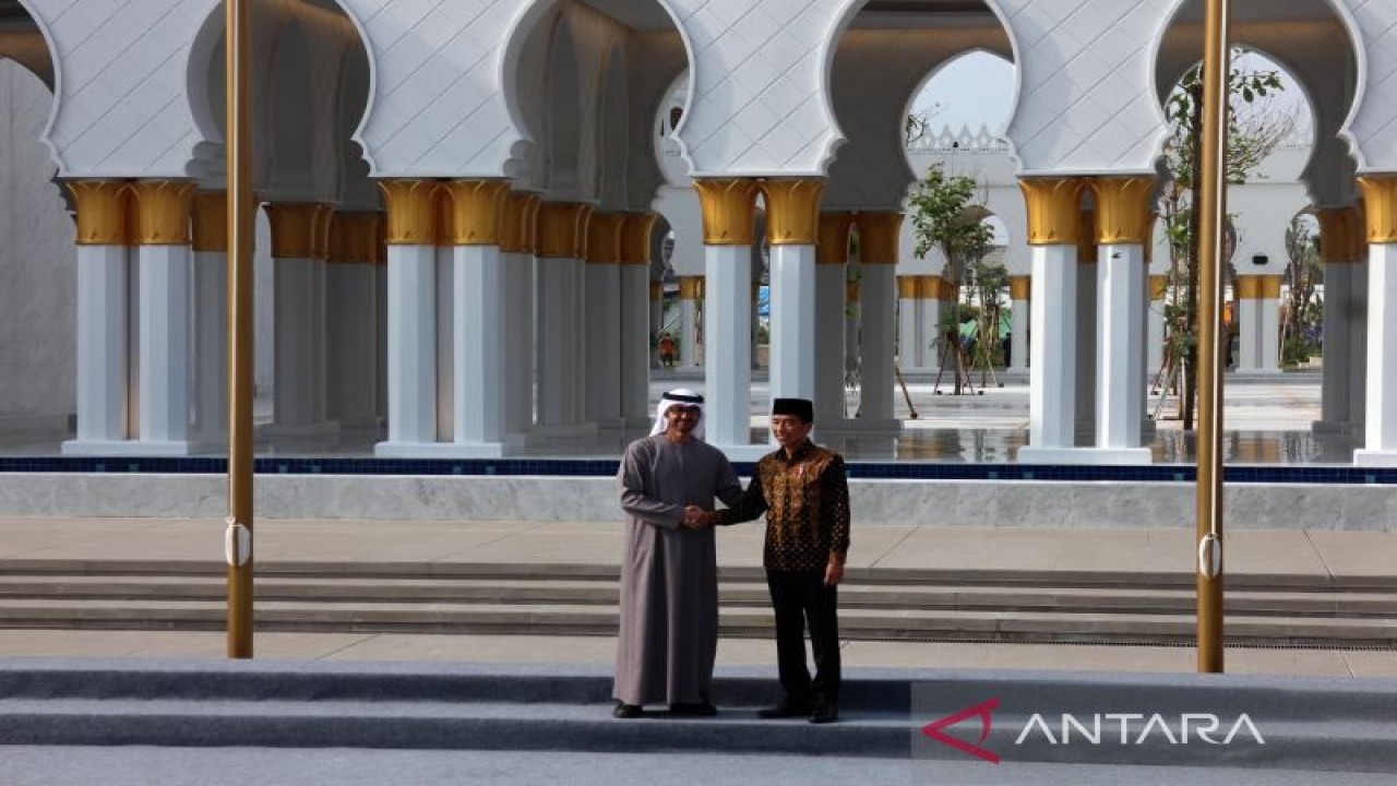 Presiden RI Jokowi bersalaman dengan Presiden UEA Sheikh Mohamed bin Zayed Al Nahyan usai acara peresmian di depan Masjid Raya Sheikh Zayed Solo, Jateng, Senin (14/11/2022). ANTARA/Bambang Dwi Marwoto.