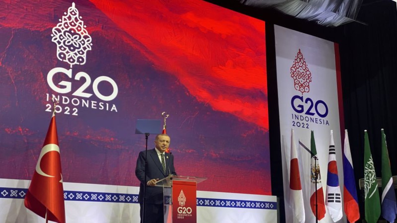 Presiden Turki Recep Tayyip Erdogan dalam konferensi pers di Bali International Convention Centre (BICC), Nusa Dua, Bali, Rabu (16/11/2022). (ANTARA/AstridFaidlatulHabibah)