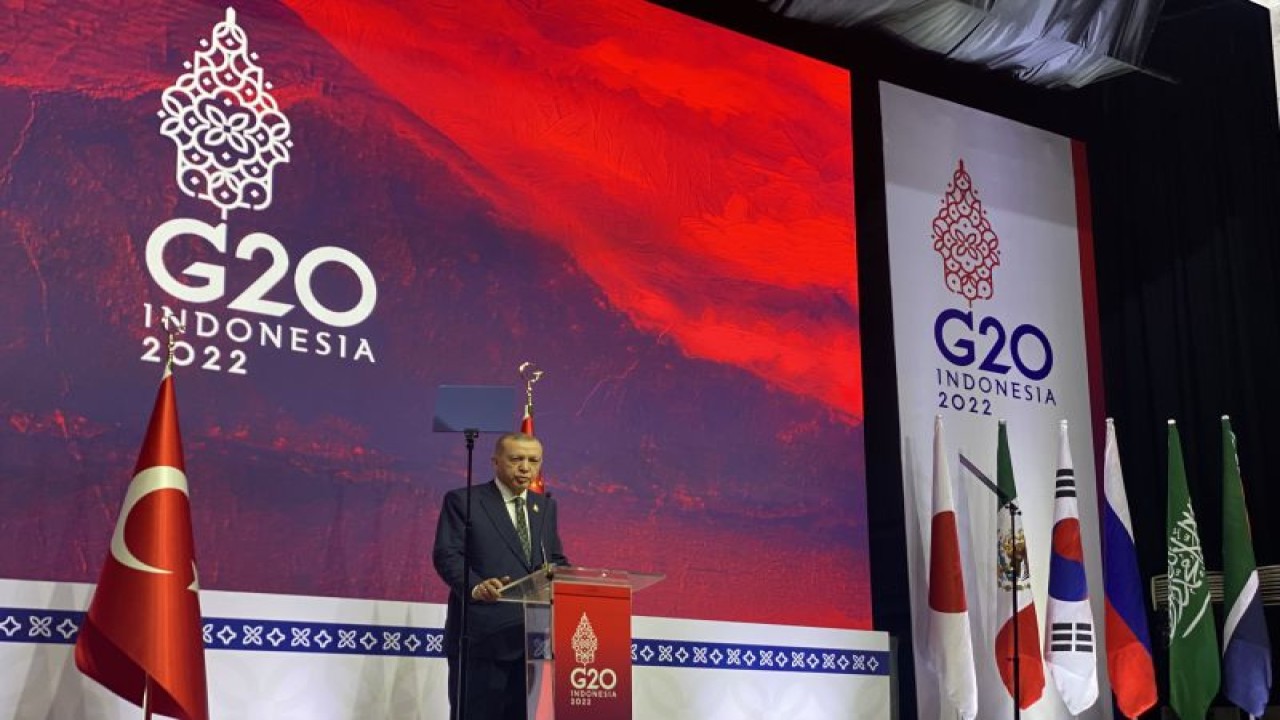 Presiden Turki Recep Tayyip Erdogan dalam Konferensi Pers di Bali International Convention Centre (BICC), Nusa Dua, Bali, Rabu (16/11/2022). (ANTARA/AstridFaidlatulHabibah)