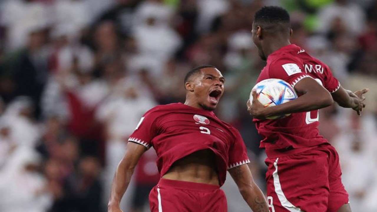 Pemain Qatar Mohammed Muntari (kanan) merayakan golnya ke gawang Senegal bersama Pedro Miguel dalam laga Grup A Piala Dunia 2022 di Al Thumama Stadium, Doha, Qatar, Jumat (25/11/2022). Senegal menang 3-1 dan membuat tuan rumah Qatar tersingkir setelah menelan dua kekalahan. ANTARA FOTO/REUTERS/Amr Abdallah Dalsh/foc.