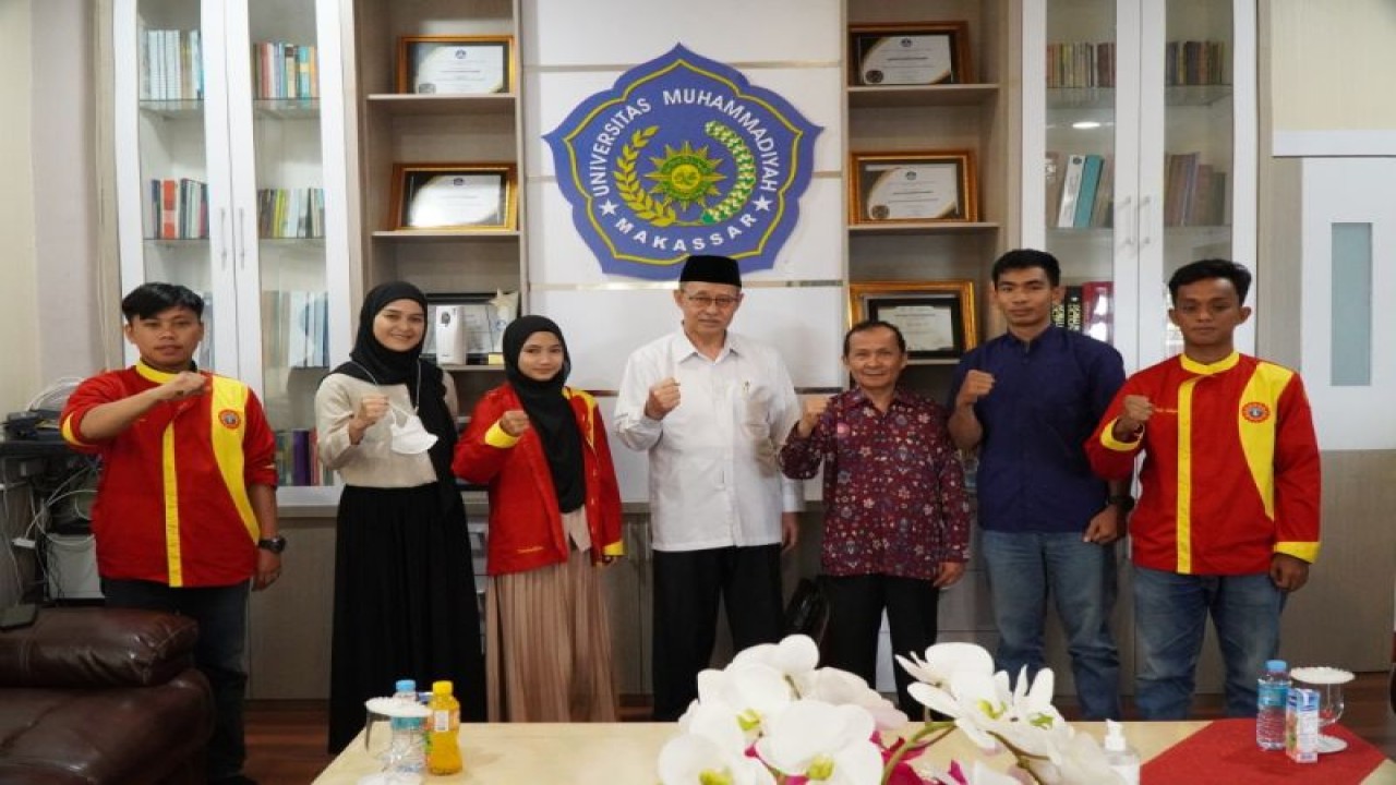 Rektor Universitas Muhammadiyah (Unismuh) Makassar Prof Ambo Asse berfoto bersama pada acara pelepasan atlet di Makassar, Senin,(14/11/2022).ANTARA/HO-Unismuh