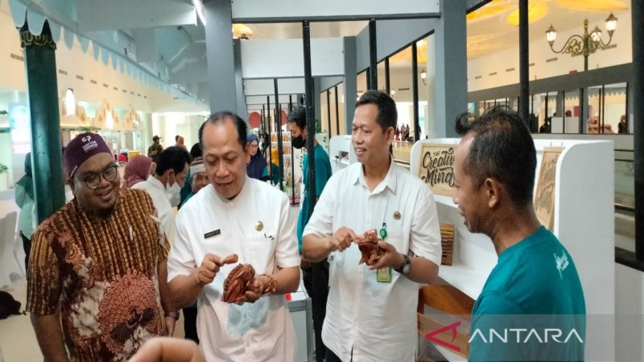 Promosi produk IKM lokal di Bandara Internasional Yogyakarta, Kabupaten Kulon Progo. (ANTARA/Sutarmi)