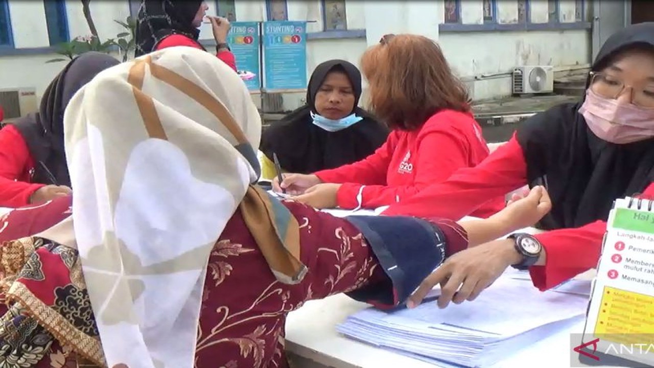 Proses pendaftaran pelayanan KB gratis di BKKBN Kepri, Jumat (11/11) (ANTARA/Jessica)