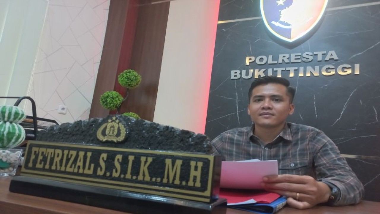 Ps. Kasatreskrim Polresta Bukittinggi, AKP Fetrizal saat memberikan keterangan terkait ditetapkannya seorang oknum dokter spesialis di Bukittinggi menjadi tersangka kasus dugaan poligami tanpa ijin istri dan pimpinan (Antara/Alfatah)