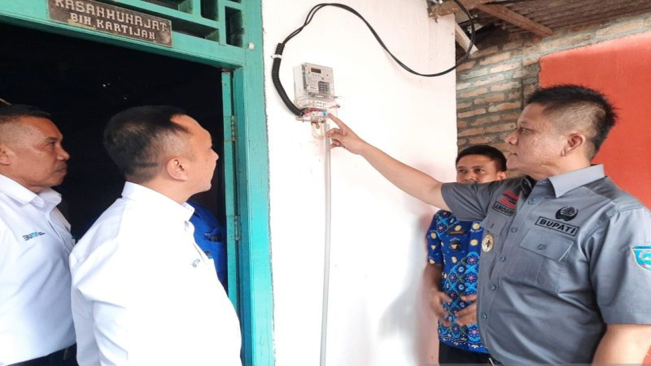 PT PLN (Persero) menyalurkan program Bantuan Pasang Baru Listrik (BPBL) secara gratis untuk keluarga prasejahtera di OKU Timur, Sumsel, Sabtu. (ANTARA/Edo Purmana/22)