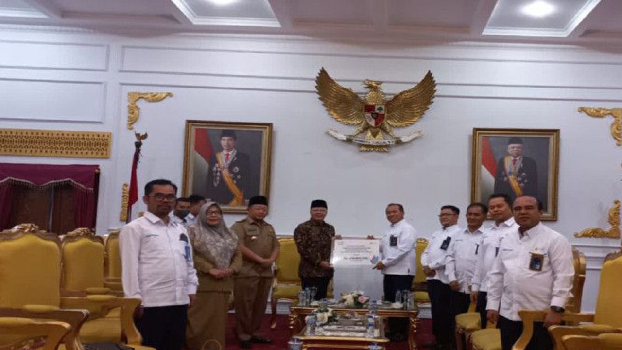 PT. PLN Persero saat menyerahkan bantuan ke Gubernur Bengkulu Rohidin Mersyah. ANTARA/Anggi Mayasari