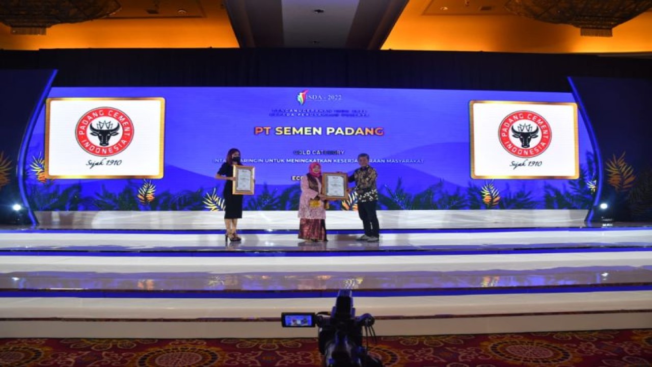 Kepala Unit CSR PT Semen Padang, Rinold Thamrin (kanan) menerima penghargaan Indonesian SDGs Award 2022 (ISDA) yang  diselenggarakan oleh Corporate Forum For Community Development (CFCD). ANTARA/HO-Semen Padang