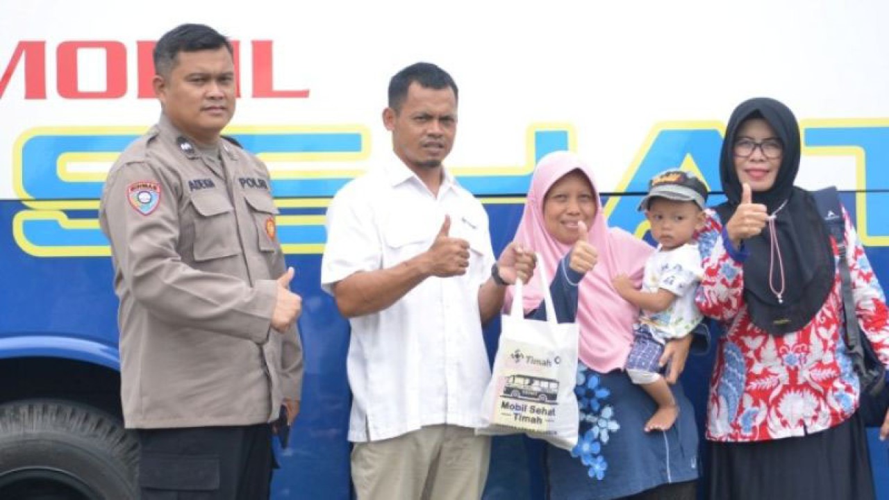 PT Timah Tbk menyalurkan bantuan paket makanan tambahan bagi balita mengalami stunting di Kelurahan Sinar Jaya, Kabupaten Bangka, Jumat. (Humas PT Timah Tbk)