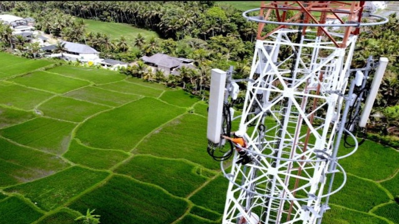 Pekerja melakukan perawatan menara (tower) telekomunikasi milik PT Tower Bersama Infrastructure Tbk di kawasan Ubud, Gianyar, Bali, Rabu (27/7/2022). PT Tower Bersama Infrastructure Tbk terus melakukan perawatan rutin terhadap infrastruktur menara telekomunikasi di Pulau Dewata guna mendukung sektor pariwisata termasuk mendukung kelancaran telekomunikasi selama pelaksanaan KTT G20 di Bali. ANTARA/Fikri Yusuf