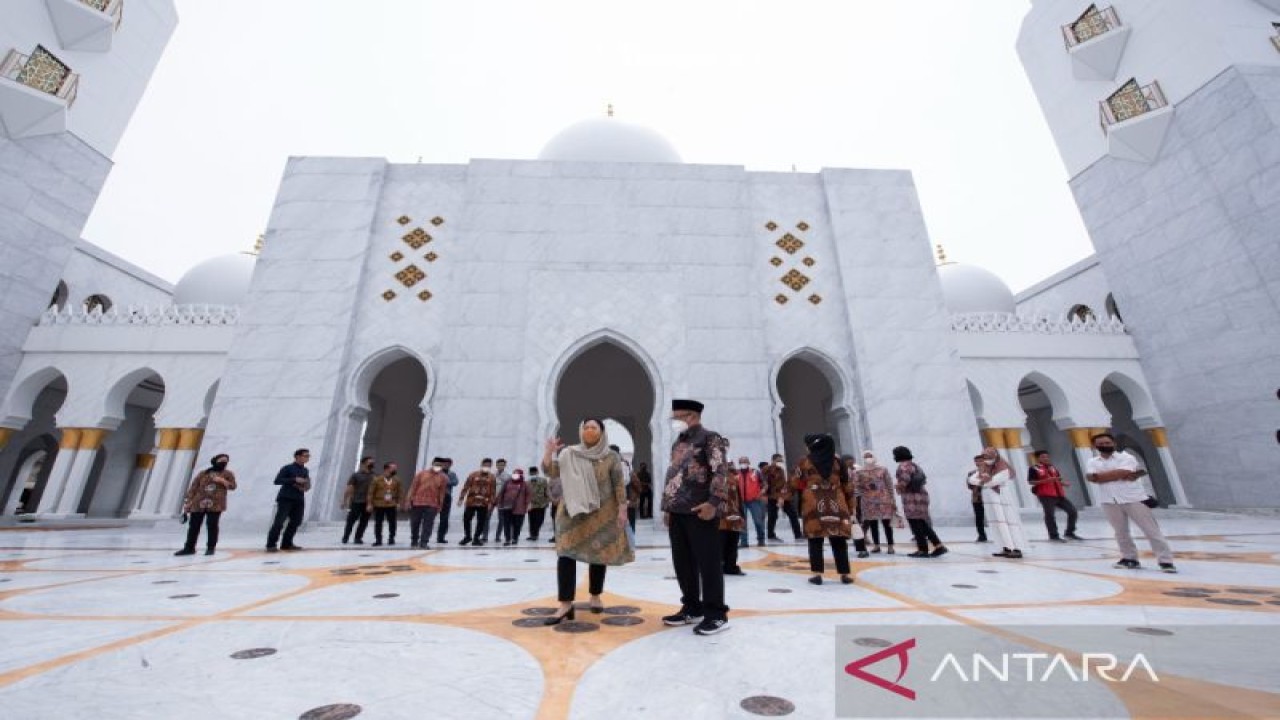 Ketua DPR RI Puan Maharani saat berkunjung ke Masjid Raya Sheikh Zayed, Solo, Jawa Tengah, Sabtu (19-11-2022). (ANTARA/HO-DPR)