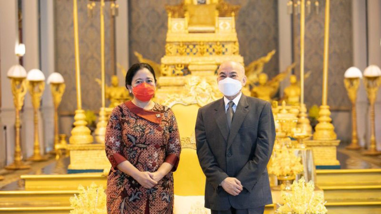 Ketua DPR RI Puan Maharani bertemu Raja Norodom Sihamoni di kawasan Chaktomuk, Phom Penh, Jumat (25/11) pagi. (ANTARA/HO-DPR RI)