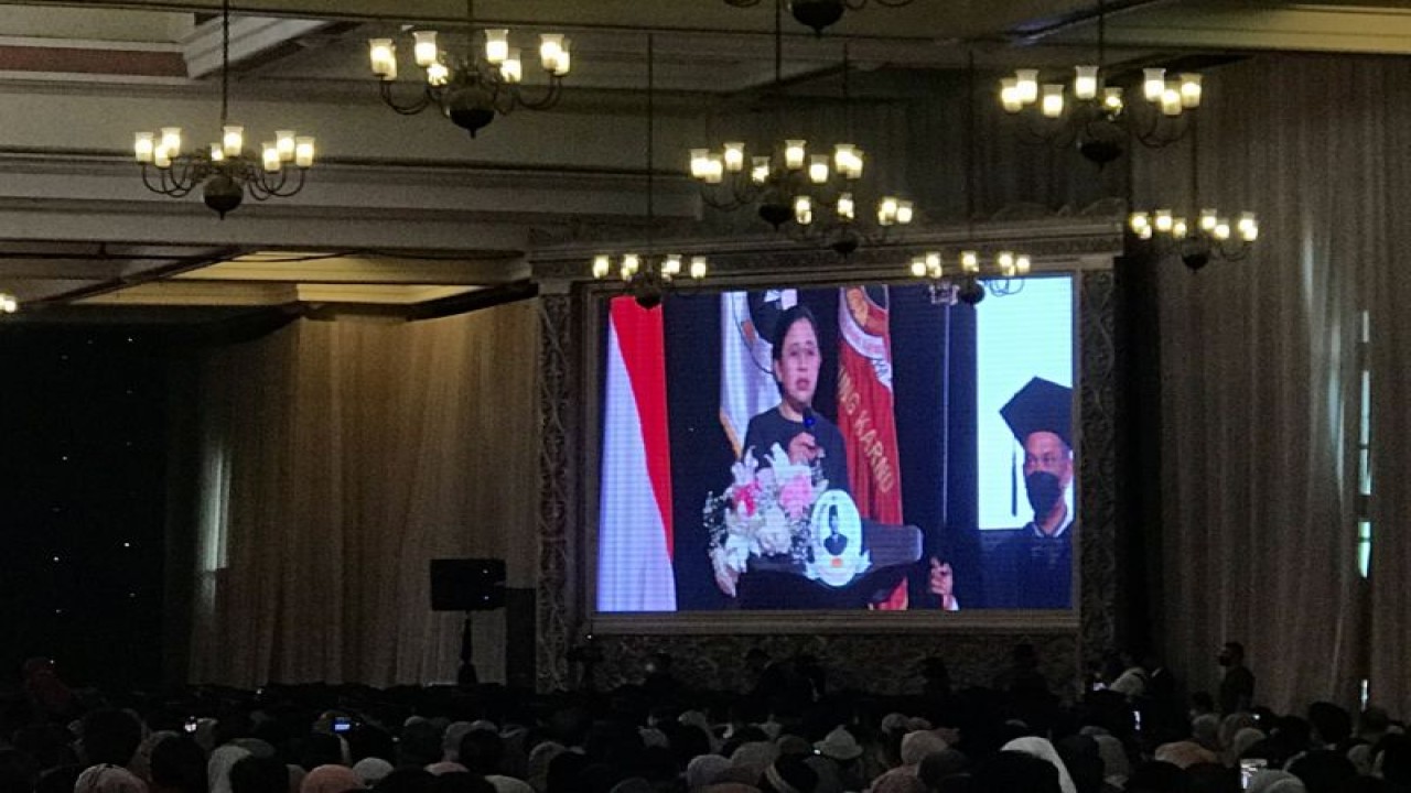 Suasana saat Ketua DPR RI Puan Maharani menyampaikan Orasi Ilmiah pada acara Wisuda Program Sarjana dan Program Pascasarjana Universitas Bung Karno di Jakarta, Rabu (30/11/2022). (ANTARA/Kuntum Riswan)