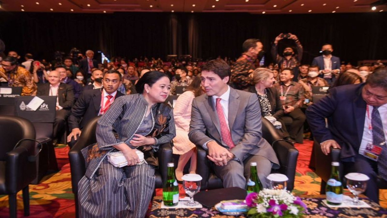 Arsif foto - Ketua DPR RI Puan Maharani berbincang dengan Perdana Menteri (PM) Kanada Justin Trudeau di sela-sela penutupan Business 20 atau B20 Summit 2022 di Bali, Senin (14/11/2022). ANTARA/HO-Humas DPR RI