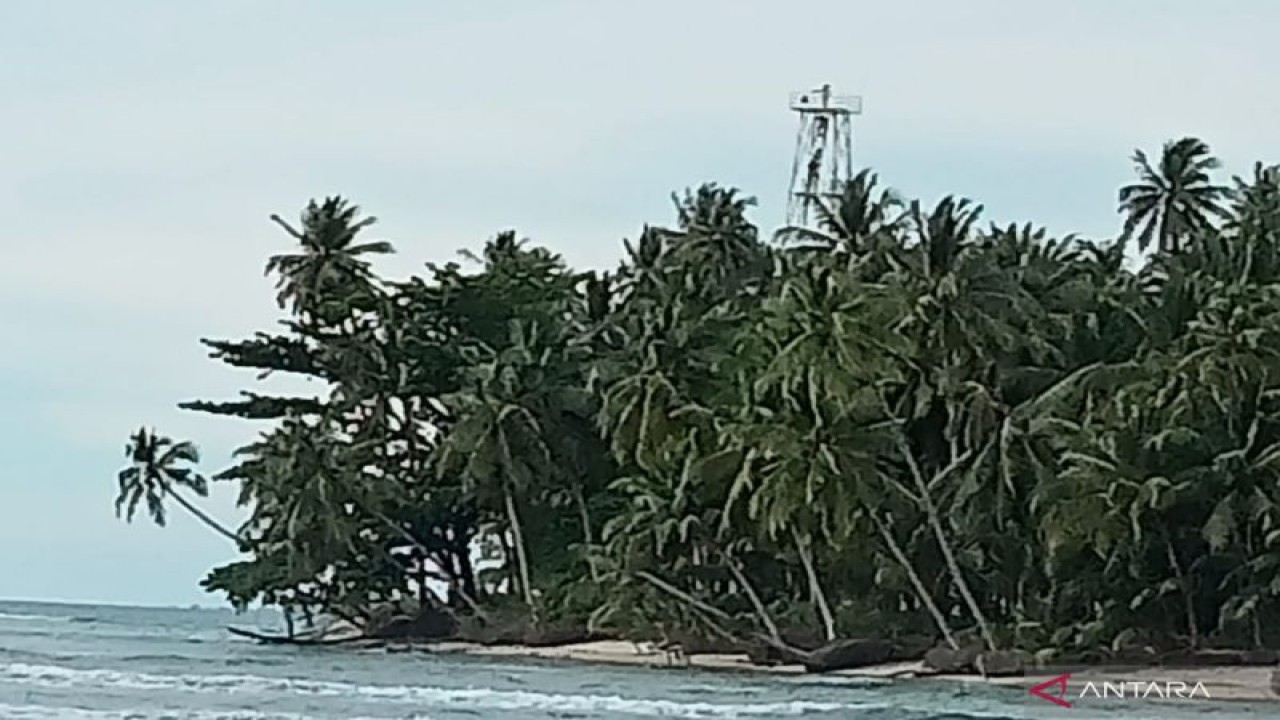 Mercusuar di Pulau Ujung Perairan Tiku, Kecamatan Tanjungmutiara, Kabupaten Agam. ANTARA/Dok Kepala Kesabandaran dan Otoritas Pelabuhan Teluk Bayur Wilayah Kerja Tiku,