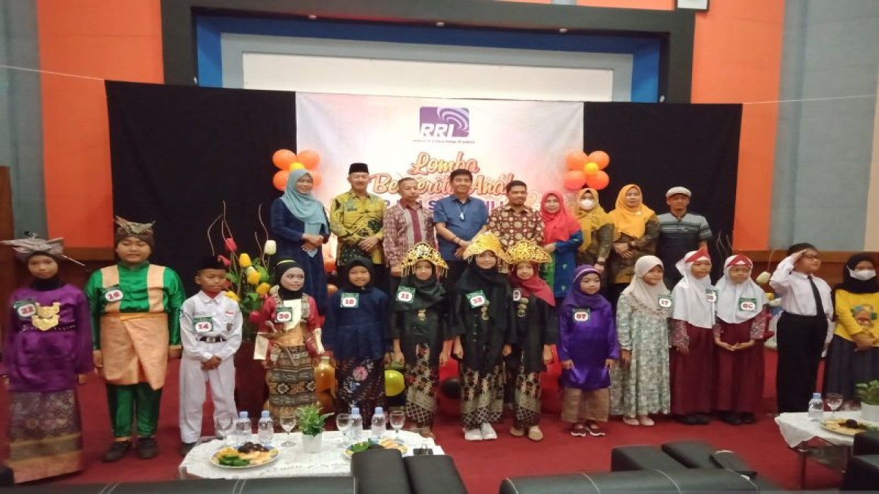 Puluhan anak ikuti lomba bercerita yang diselenggarakan LPP RRI Sungailiat (ANTARA/Kasmono)