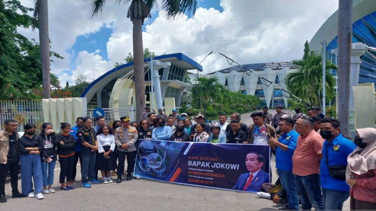 Puluhan warga berpose dalam kegiatan aksi mendukung pelaksanaan KTT-G20 di Kota Kupang, Rabu (16/11/2022). (ANTARA/Aloysius Lewokeda)