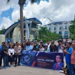 Puluhan warga berpose dalam kegiatan aksi mendukung pelaksanaan KTT-G20 di Kota Kupang, Rabu (16/11/2022). (ANTARA/Aloysius Lewokeda)-1668586107