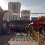 Puntu pagar pasar antik Panjiayuan di Distrik Chaoyang, Beijing, China, tutup pada Rabu-1668583043