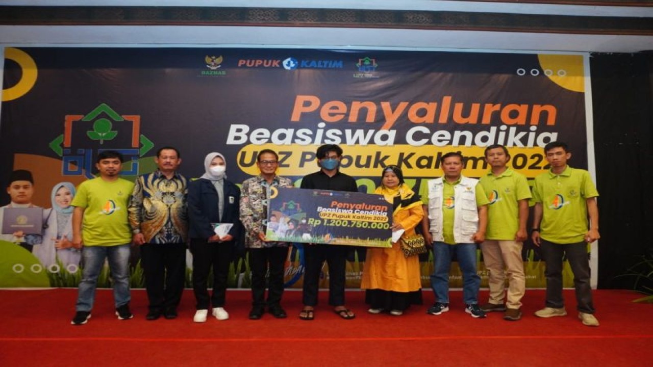 Unit Pengumpulan Zakat Pupuk Kaltim menyalurkan beasiswa untuk mahasiswa berprestasi dari keluarga kurang mampu di Kota Bontang, Kalimantan Timur. (ANTARA/HO-Pupuk Kaltim)