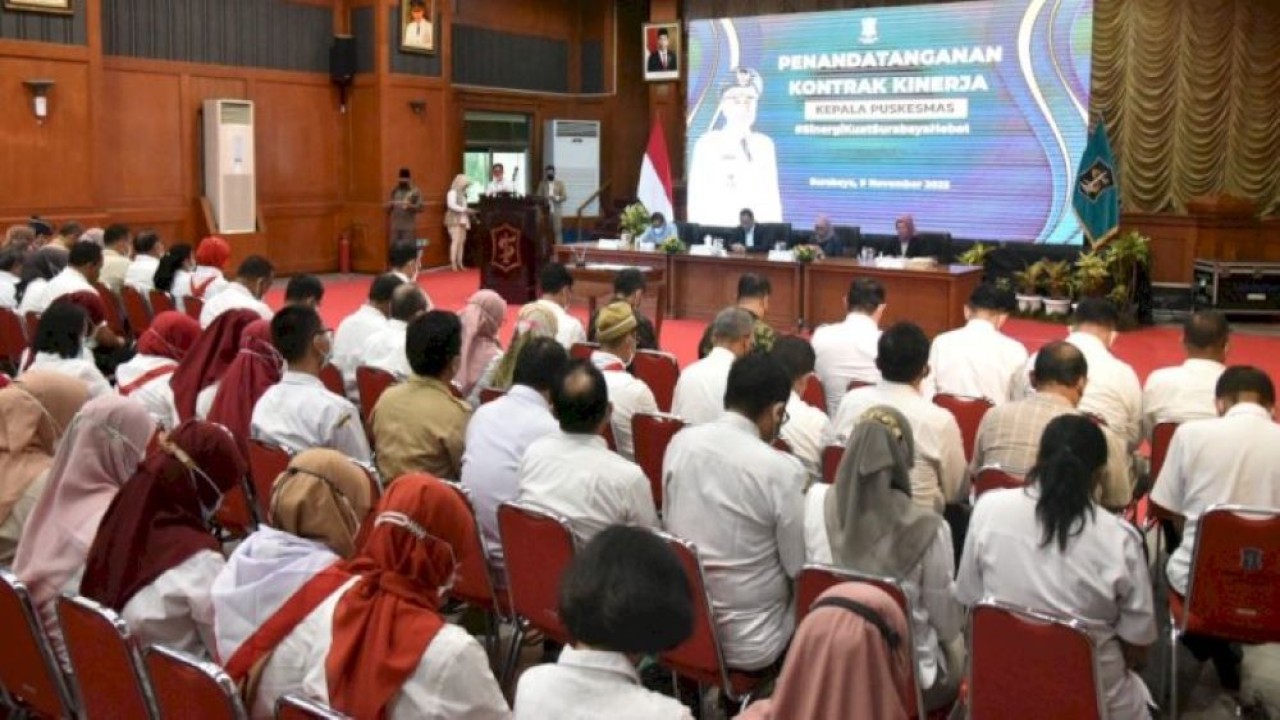 Wali Kota Surabaya Eri Cahyadi kembali meminta jajarannya untuk menandatangani kontrak kinerja yang diikuti 63 kepala puskesmas di Graha Sawunggaling, Rabu (9/11/2022). (Istimewa)