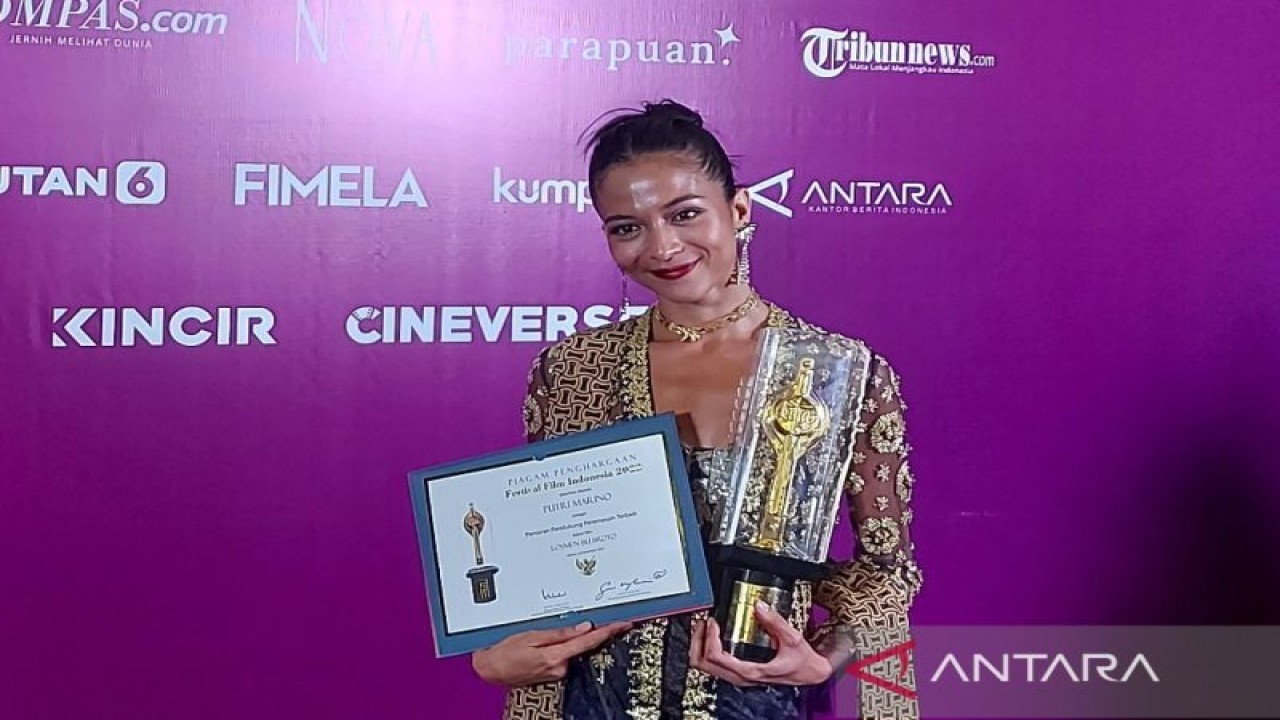 Aktris Putri Marino mendapat piala citra Festival Film Indonesia (FFI) 2022 sebagai Pemeran Pendukung Perempuan Terbaik di Jakarta, Selasa (22/11/2022) (ANTARA/Maria Cicilia Galuh)