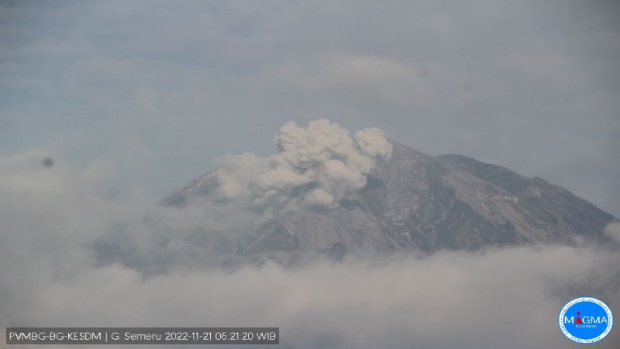 Tangkapan layar aktivitas erupsi berupa lontaran abu vulkanik setinggi kurang lebih 400 meter di atas puncak Gunung Semeru, Jawa Timur, Senin (21/11/2022). (ANTARA/HO-PVMBG)