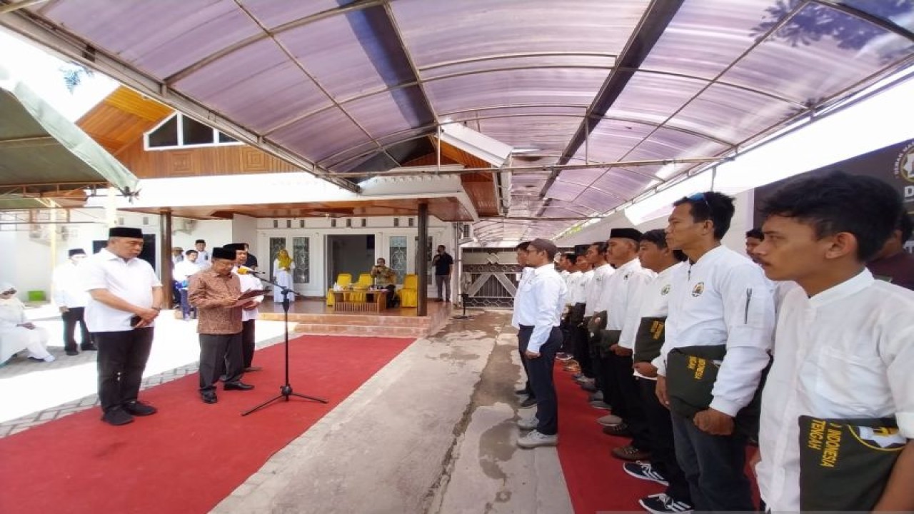 Ketua Umum PP DMI Jusuf Kalla didampingi Ketua PW DMI Sulteng Ahmad M Ali mengukuhkan Relawan Kemanusiaan PW DMI Sulteng, di Palu, Jumat (25/11/2022). (ANTARA/Muhammad Hajiji)
