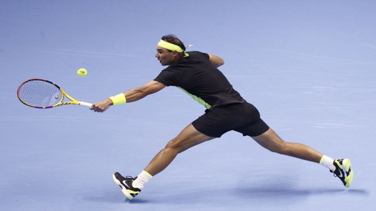 Petenis Spanyol Rafael Nadal beraksi dalam pertandingan penyisihan grup ATP Finals melawan petenis AS Taylor Fritz di Pala Alpitour, Turin, Italia, Minggu (13/11/2022). (ANTARA/REUTERS/Guglielmo Mangiapane)