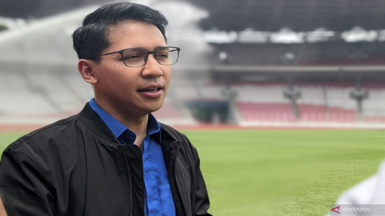 Direktur Utama Pusat Pengelolaan Komplek Gelora Bung Karno (PPKGBK) Rakhmadi Afif Kusumo memberikan pernyataan kepada pewarta soal perkembangan kabar penggunaan Stadion Utama Gelora Bung Karno (SUGBK), Jakarta, Selasa (8/11/2022). (ANTARA/Michael Siahaan)