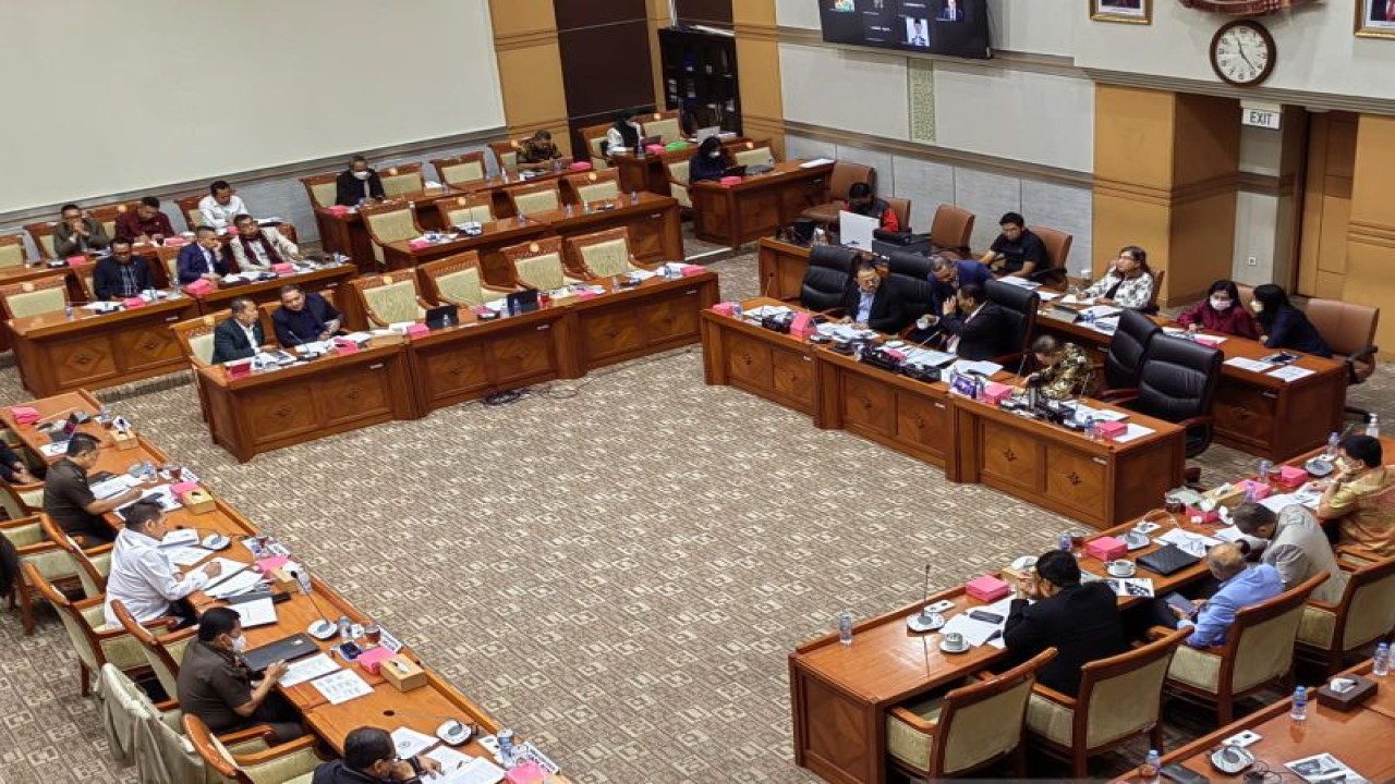 Rapat kerja Komisi III DPR RI bersama Jaksa Agung ST Burhanuddin di Gedung Nusantara II DPR RI, Jakarta, Rabu (23/11/2022). ANTARA/Melalusa Susthira K