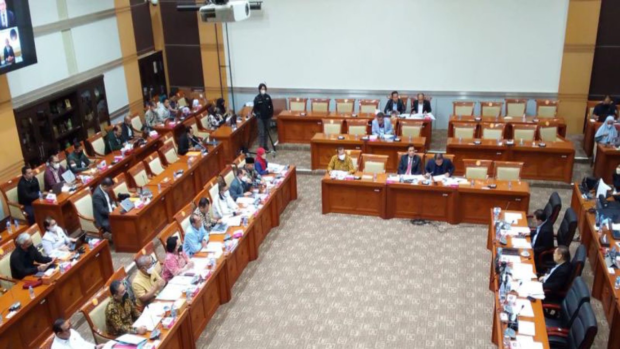 Rapat kerja (raker) bersama Komisi III DPR RI dengan Wakil Menteri Hukum dan Hak Asasi Manusia (Wamenkumham) membahas penyempurnaan Rancangan Undang-Undang tentang Kitab Hukum Pidana (RKUHP) di Gedung DPR RI, Jakarta, Kamis (24/11/2022). ANTARA/Melalusa Susthira K