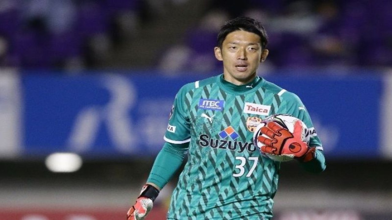 Penjaga gawang tim Liga Utama Jepang Shimizu S-Pulse, Shuichi Gonda menjadi salah satu pemain penting di Timnas Jepang saat mengalahkan Jerman 2-1 pada laga perdana Grup E Piala Dunia 2022 Qatar. ANTARA/HO-J.League