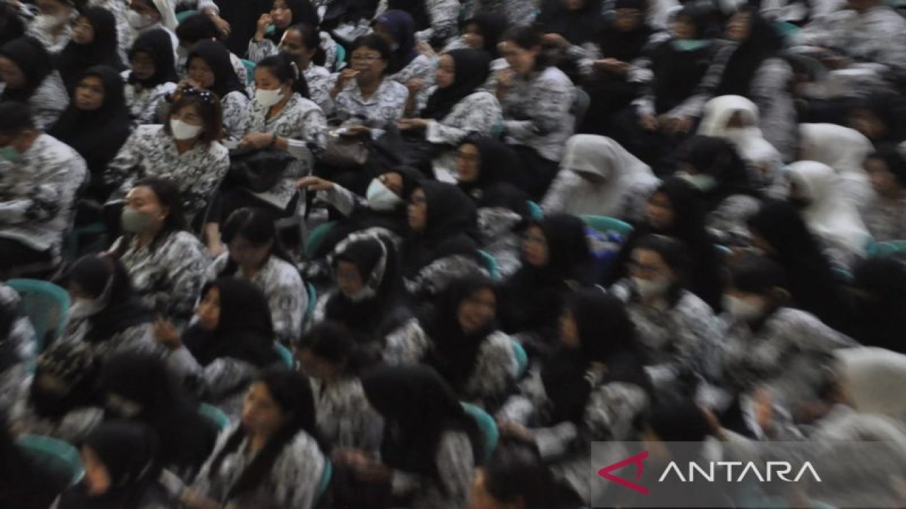 Ratusan guru dengan pakaian KOPRI mengikuti seminar pendidikan menjelang HUT PGRI 77 di Kota Palu, Provinsi Sulawesi Tengah, Selasa (22/11/2022). ANTARA/Muhammad Izfaldi