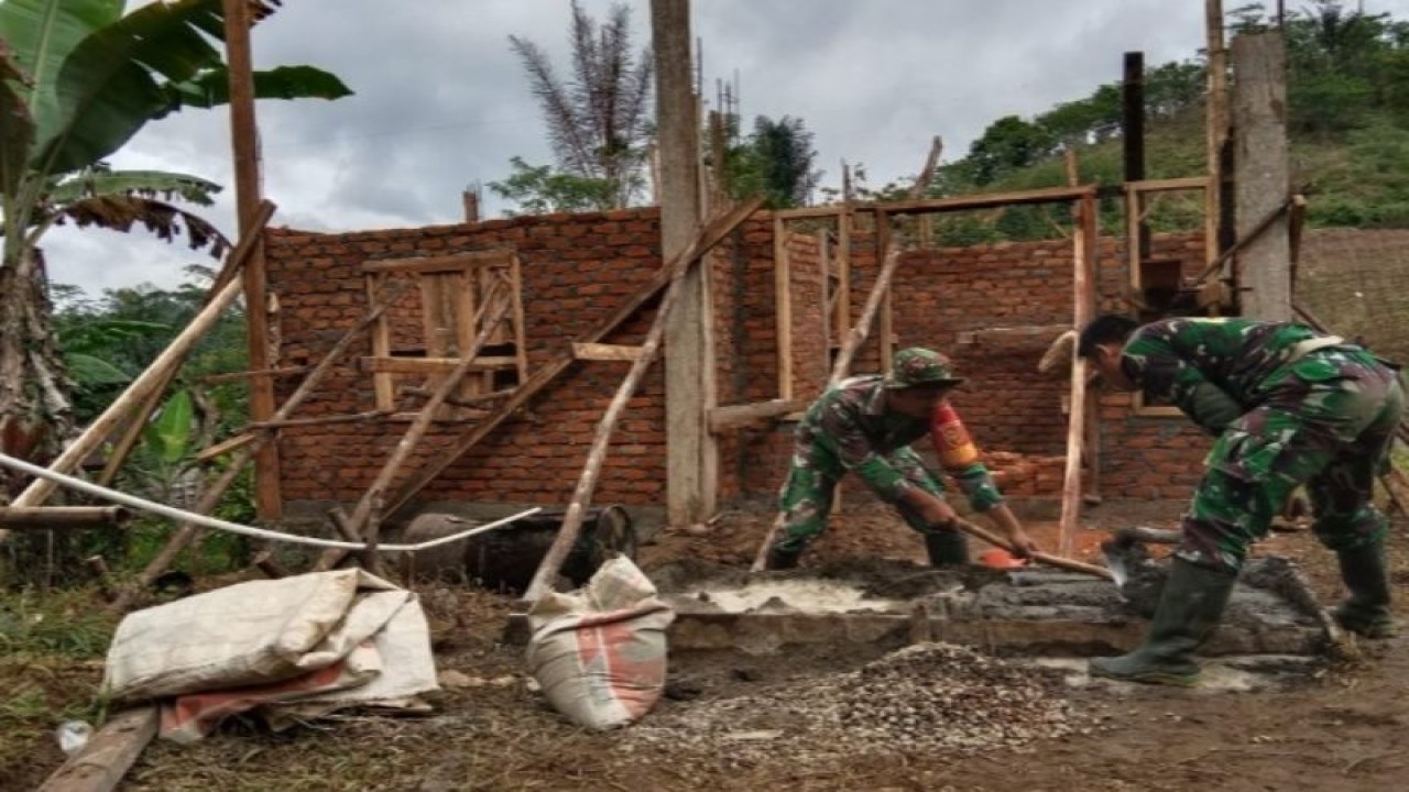 Anggota TNI Kodim 0409/Rejang Lebong tengah melakukan pengerjaan pembangunan rumah warga tidak layak huni di daerah itu yang menerima bantuan KSAD. ANTARA/HO-Kodim Rejang Lebong